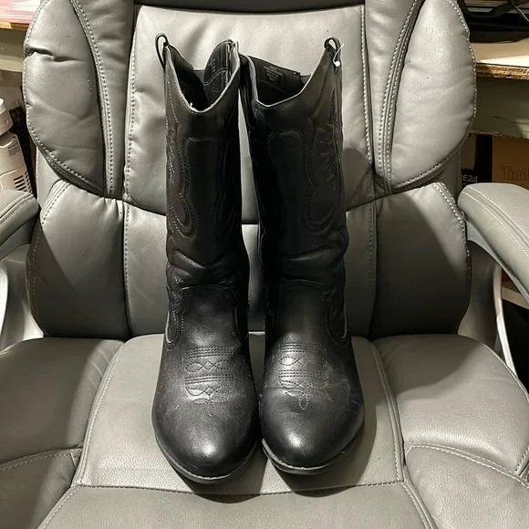 Woman’s Black insulated cowboy boots - Picture 1 of 3